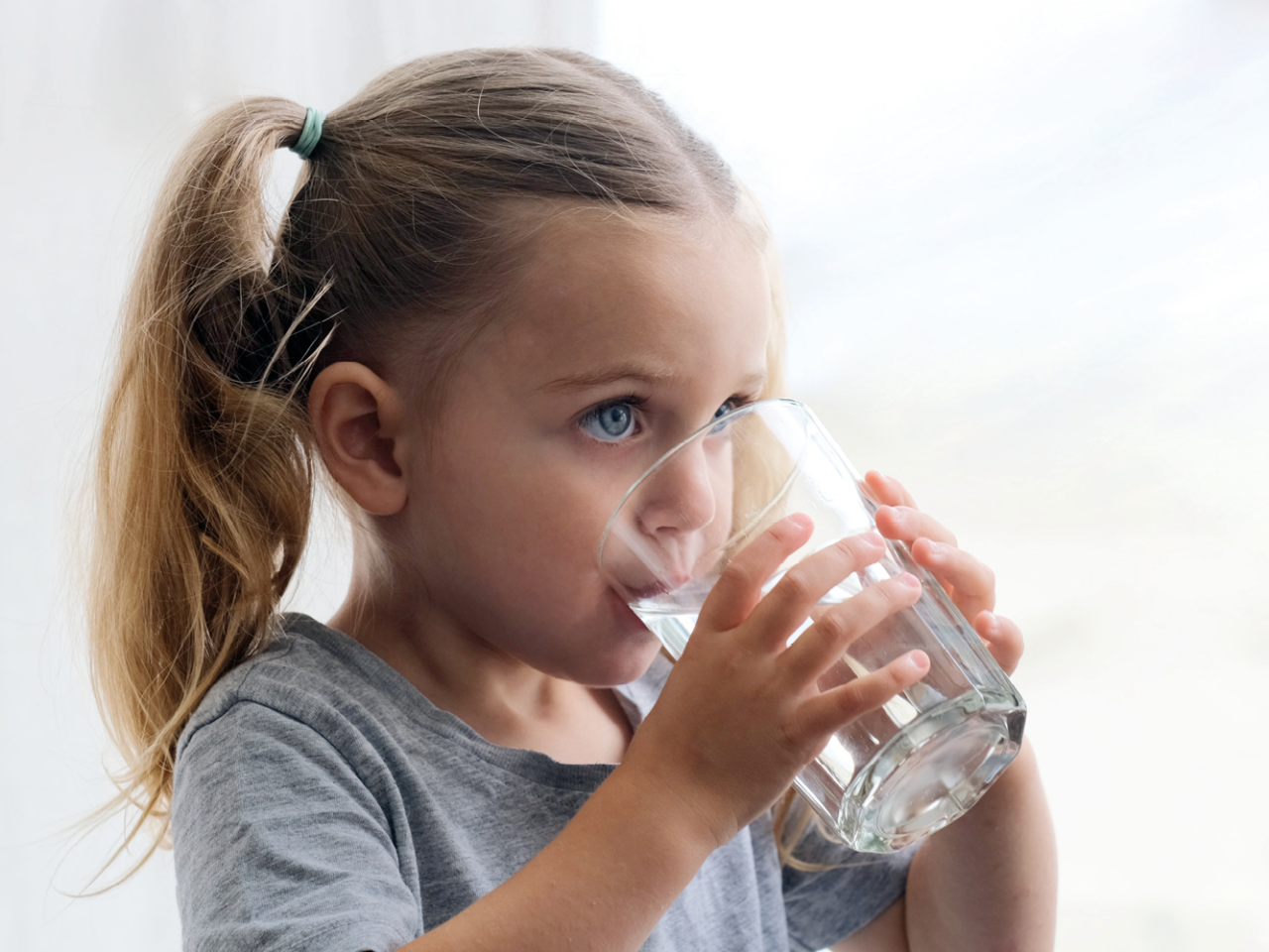 Mädchen trinkt ein Glas Wasser