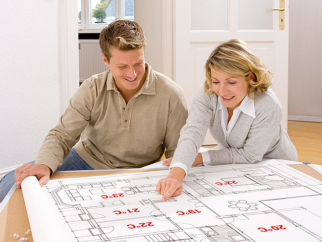 Frau und Mann vor Plan, Techem Informationen & Services