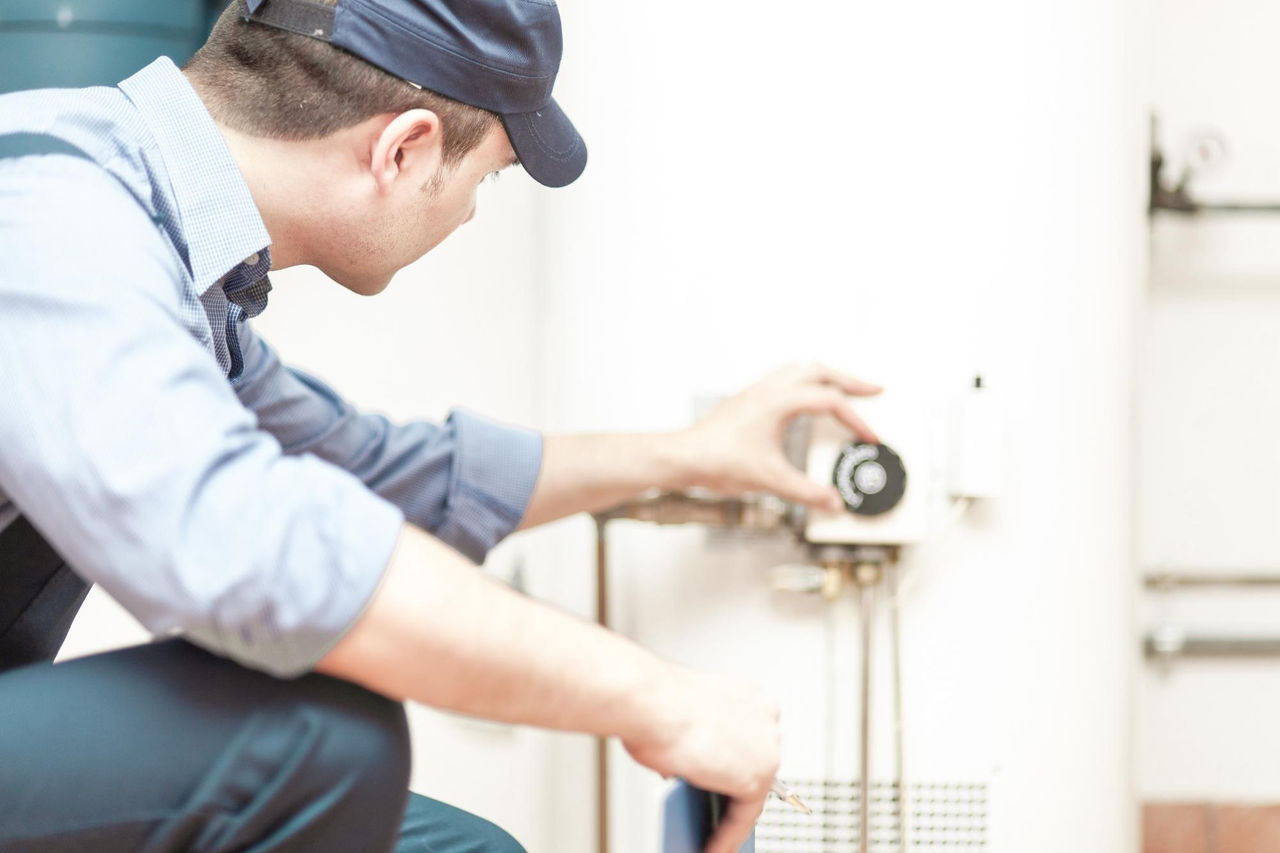 Techniker beim Reparieren von einem Boiler