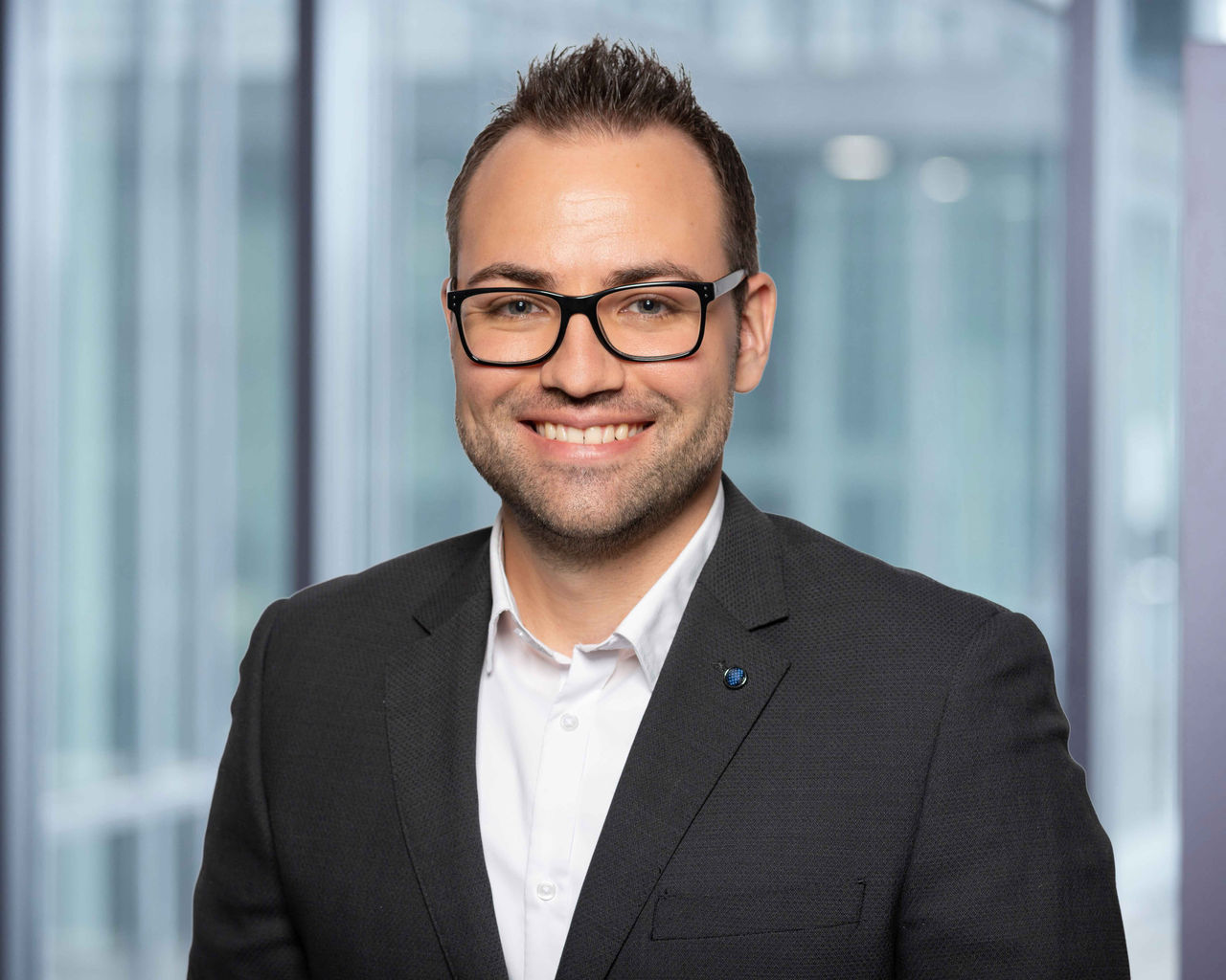 Photo conseiller de vente R. Ceccarelli région Zurich et Schaffhouse devant un arrière-plan de bureau flou.