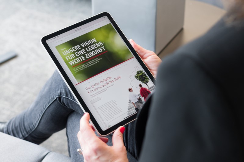 Frau schaut sich auf dem Tablet die Vision eines Unternehmens an