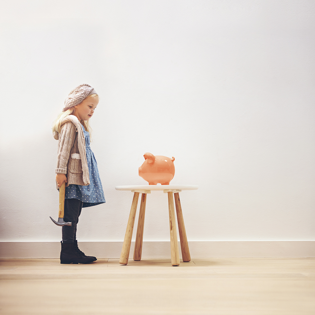A little girl standing next to her piggy bank with a hammerhttp://195.154.178.81/DATA/i_collage/pi/shoots/783492.jpg