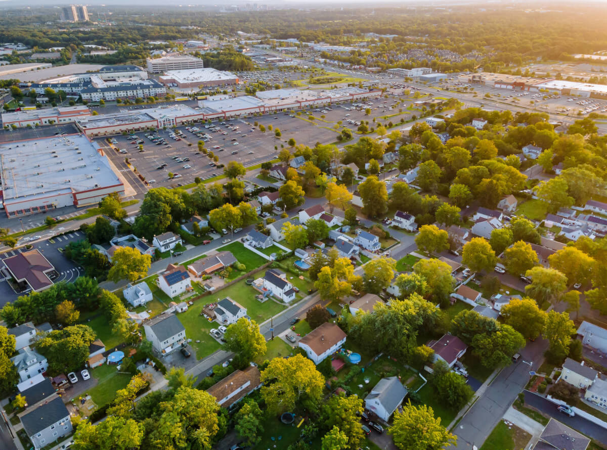 Aerial view of the residential area of beautiful suburb of home dwelling near the shopping mall center road from a height in US; Shutterstock ID 1813304719; purchase_order: TES 2224-001 ; job: Motiv Quartier Stadt für Geschäftskunden Website; client: Techem/faust und auge; other: 