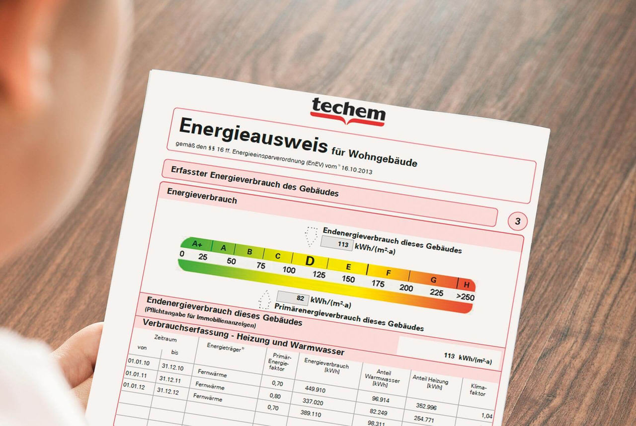 Der ausgedruckte Techem Energieausweis auf einem Tisch.